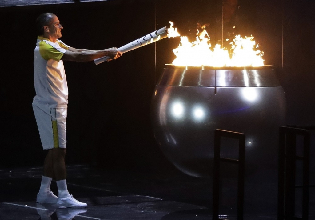Vanderlej de Lima pali olimpijski plamen