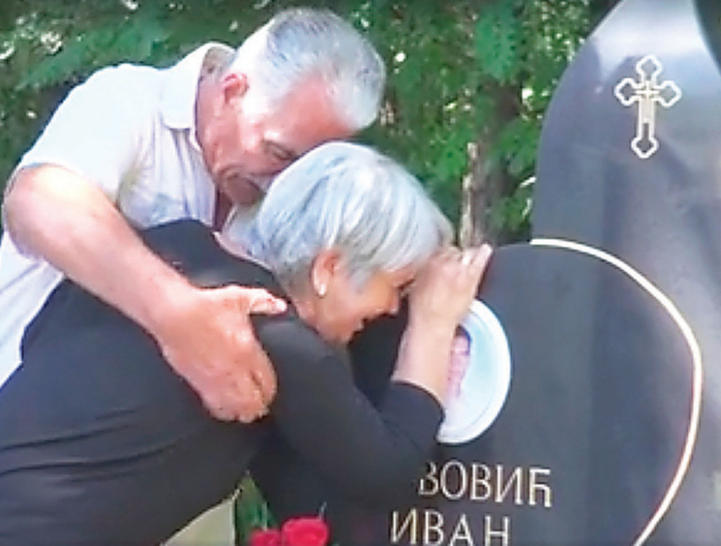 Neutešna: Spasenija Jovović kraj spomenika sinu