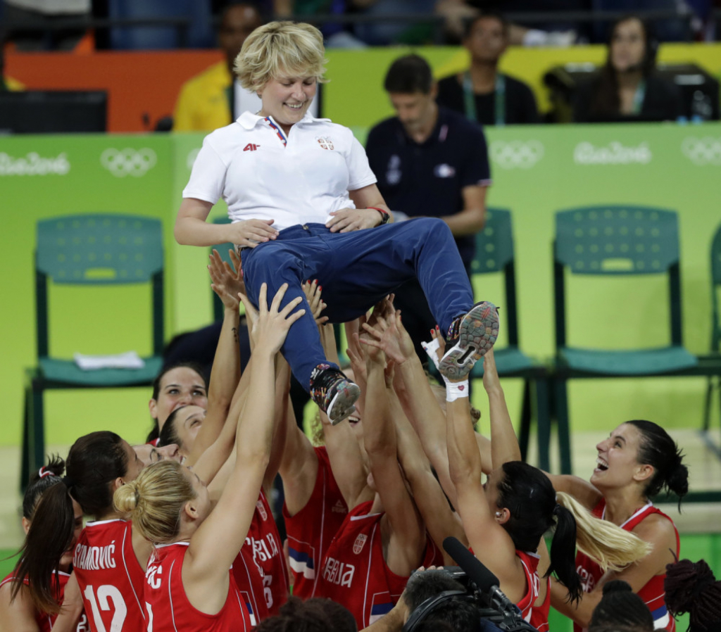 Kakva radost: Marina Maljković na rukama košarkašica