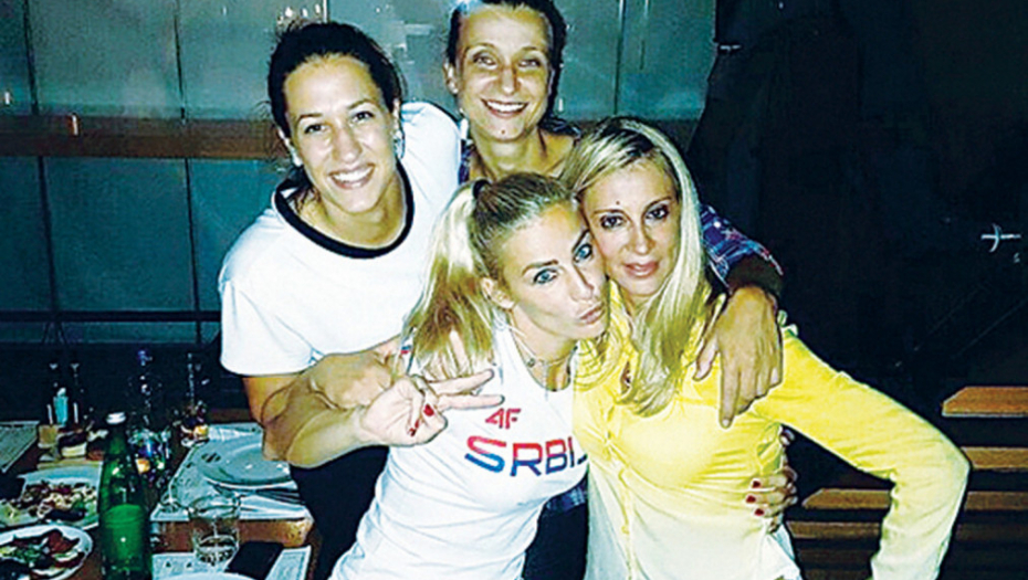 Širok osmeh:  Milica Dabović  sa drugaricama 
