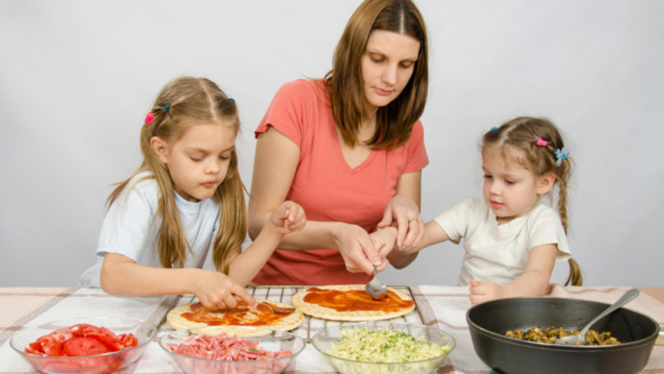 Kuvanje porodica ručak mama i ćerke