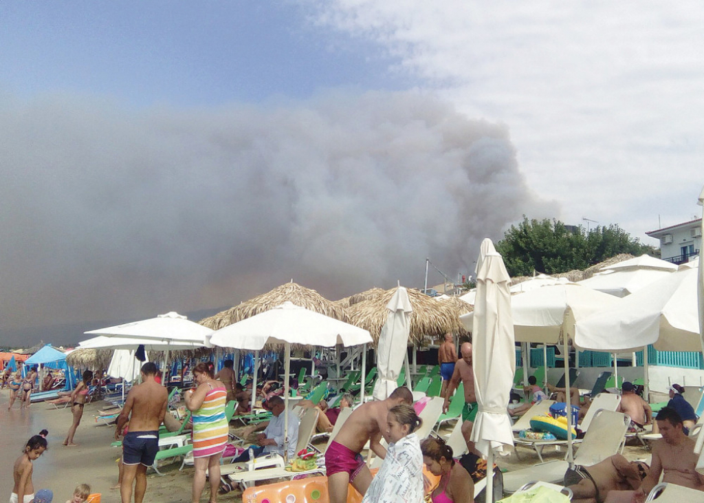 Oblak dima nad plažom