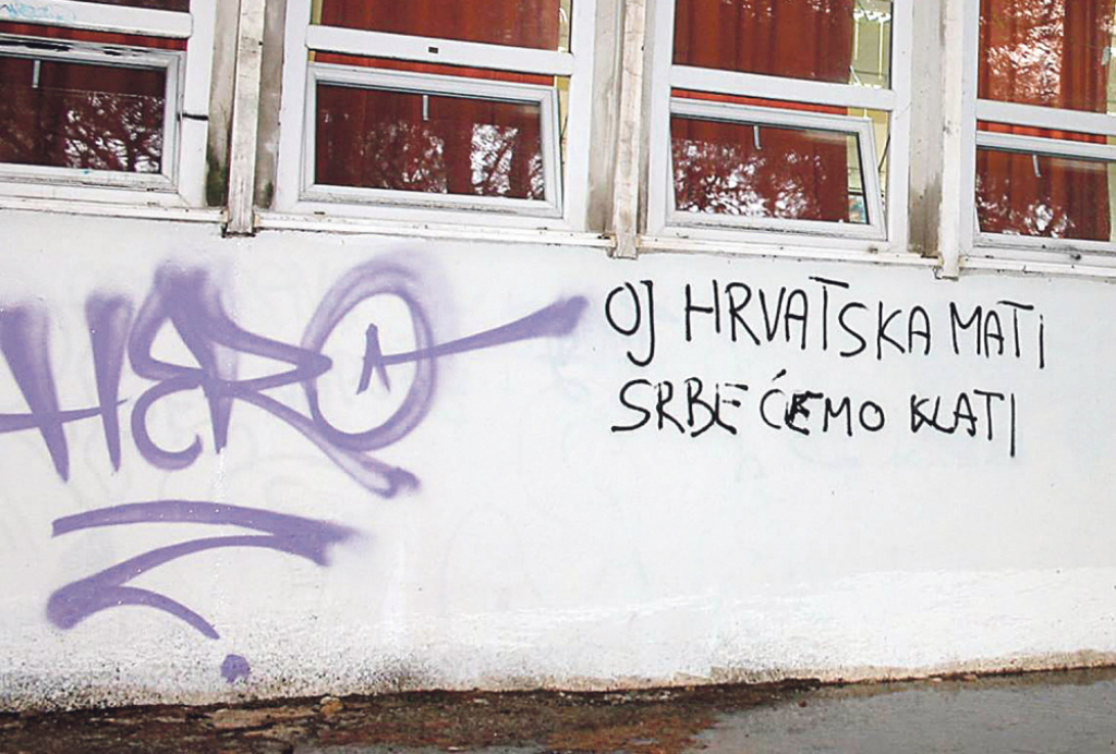 Jeziva poruka na zidu škole „Petar Krešimir Četvrti“ u Šubićevcu