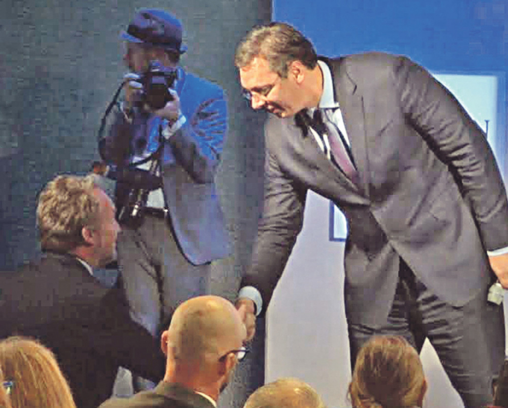 Premijer pokazao da je dominantan nad sagovornikom