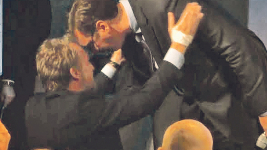 Bakirove ruke na Vučićevim ramenima poziv na poljubac