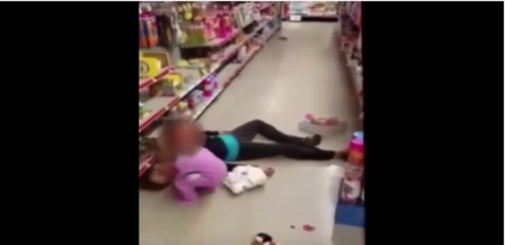 Dete pokušava da pomogne majci narkomanki