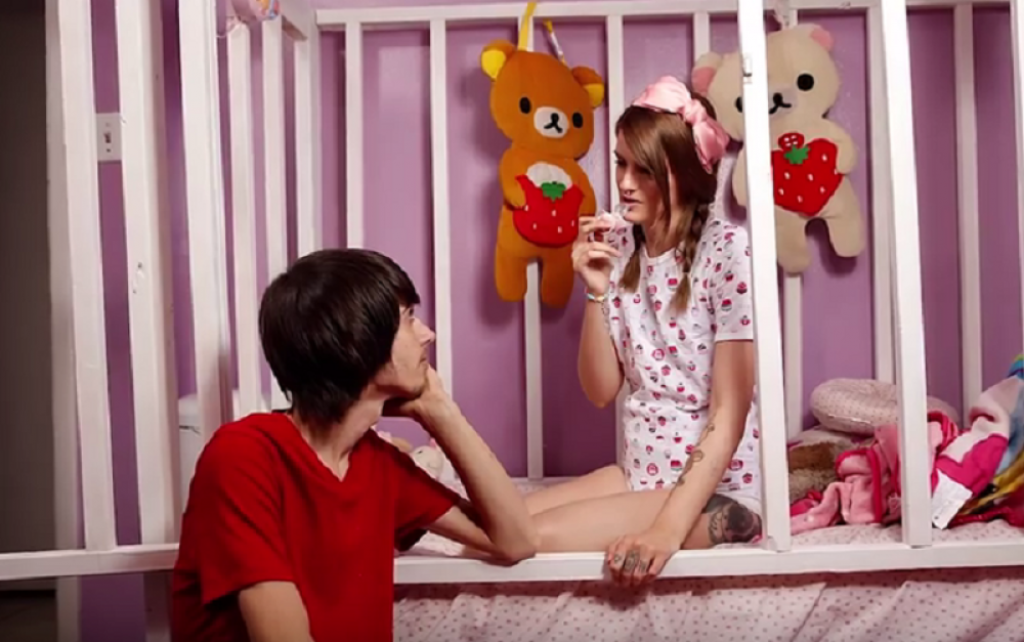 Devojka živi kao beba