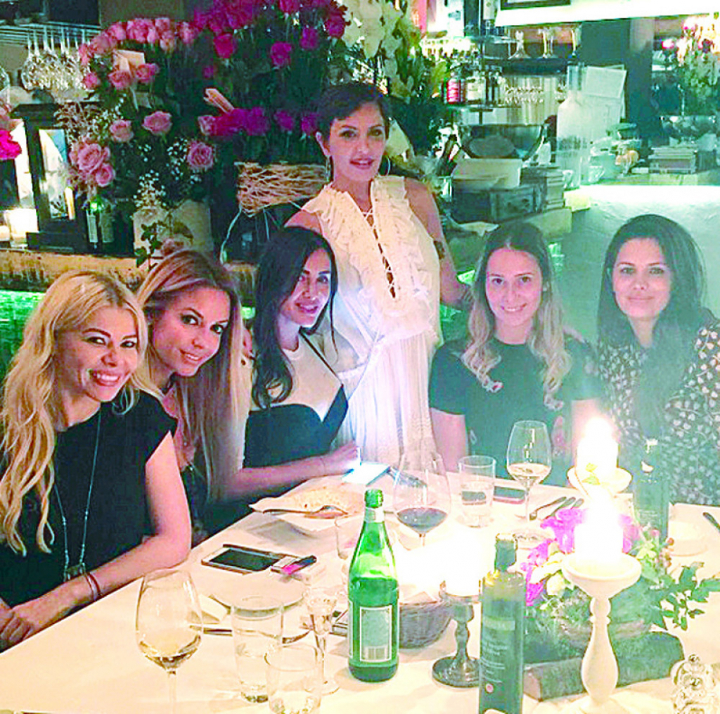 Veselo: Elena Karić sa prijateljicama