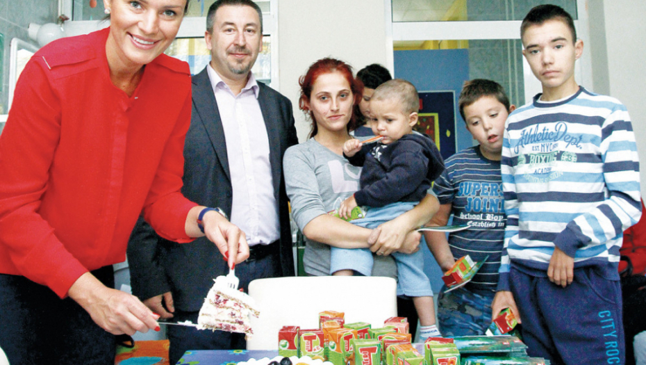 Maja Manojlović isekla tortu za mališane i njihove mame