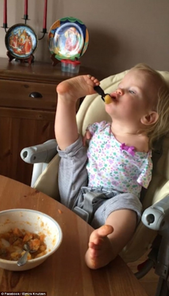 Devojčica uči da jede uz pomoć stopala