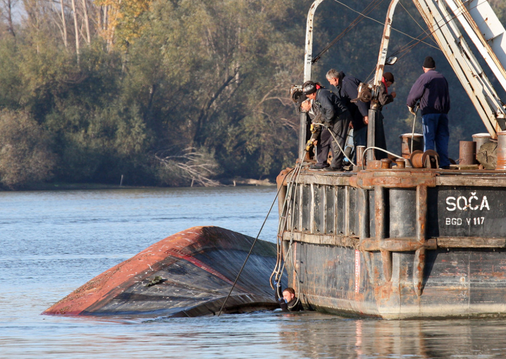 Barža na sred Dunava