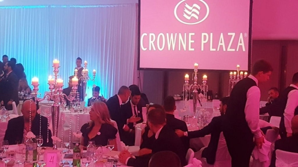 Nole se udobno cmsetio među svatove