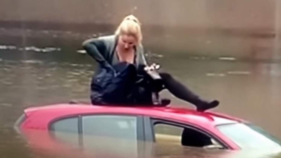 Žena zapela u poplavi