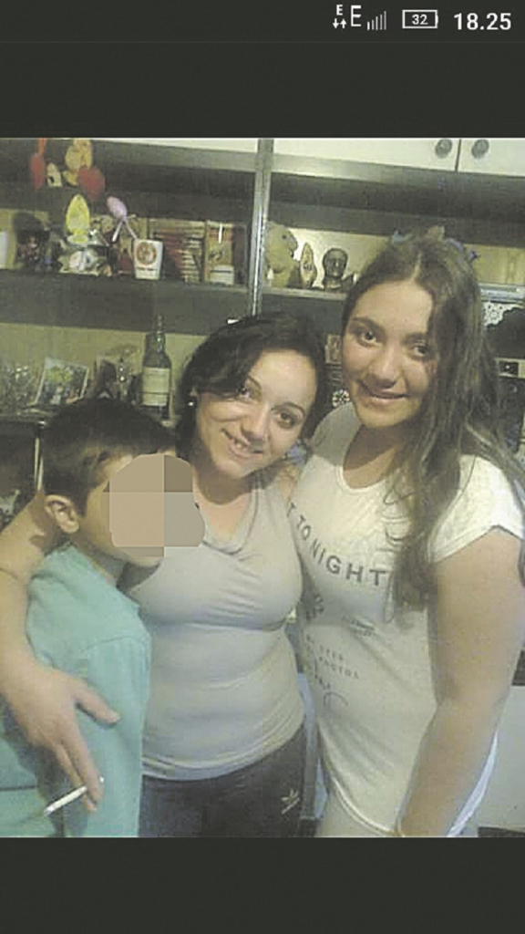 Marijana sa majkom Milenom i bratom