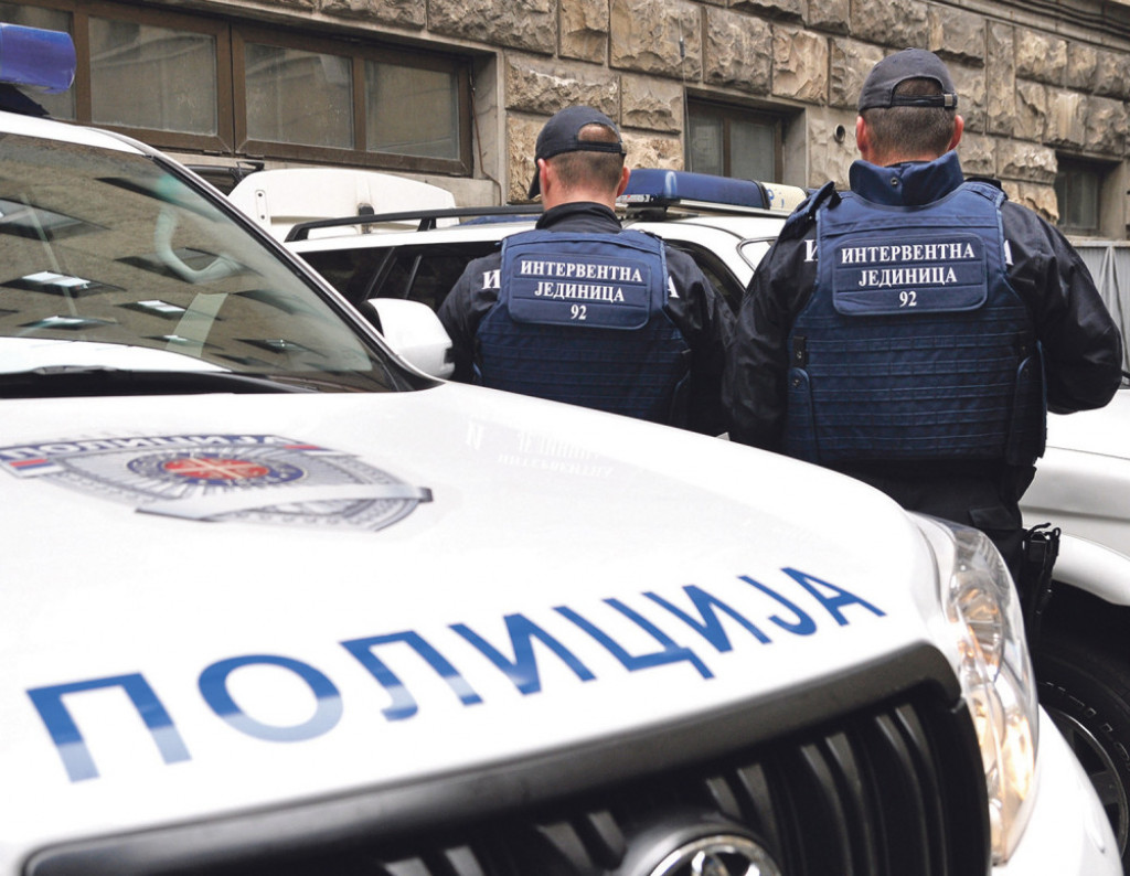 Policajci jedva izvukli dilera iz taksija