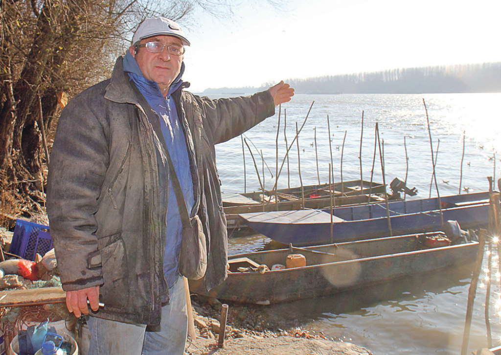 Barža potopila čamac sa dvojicom muškaraca