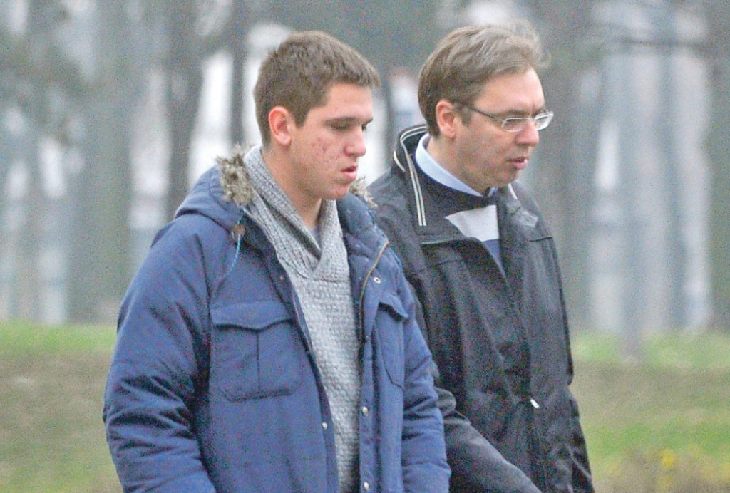 Danilo teško podneo: Premijer sa sinom