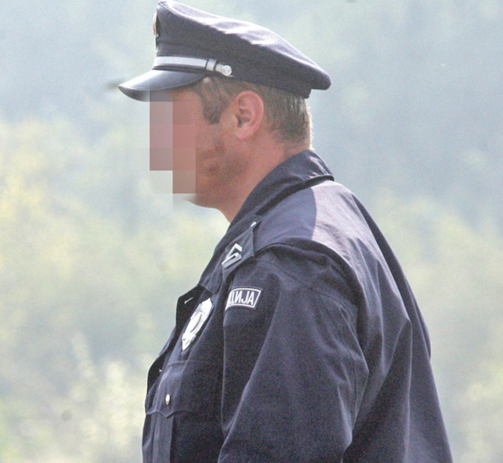 Policajci priveli kolegu u stanicu