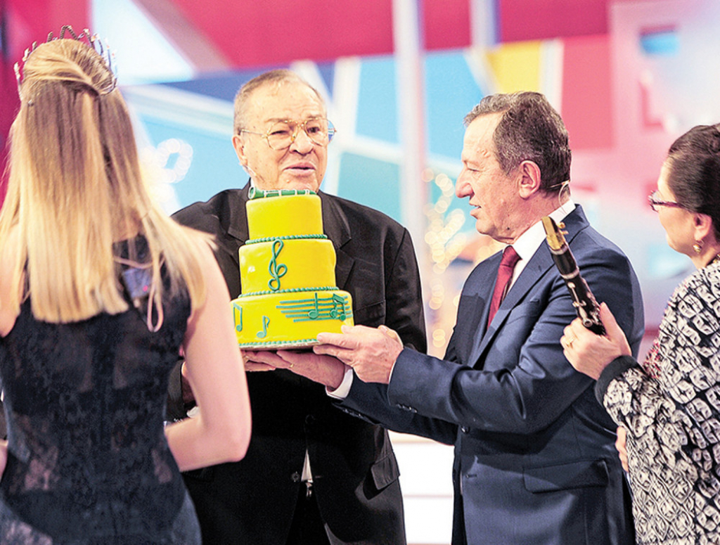 Bokiju je rođendan čestitala misica u providnoj haljini