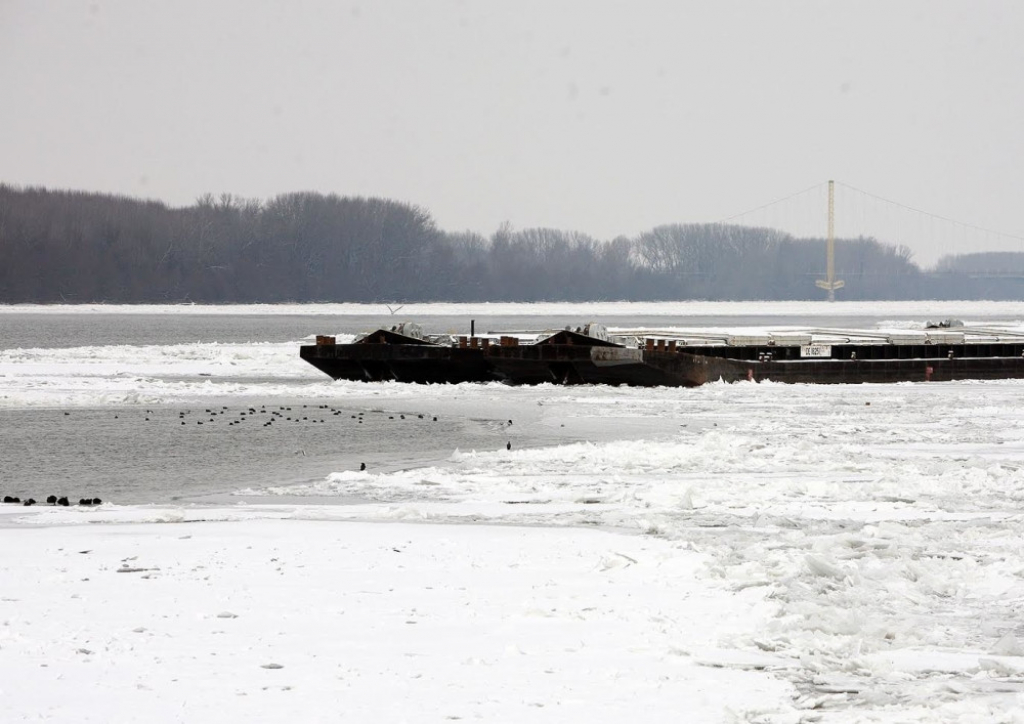 Led okovao barže na Dunavu