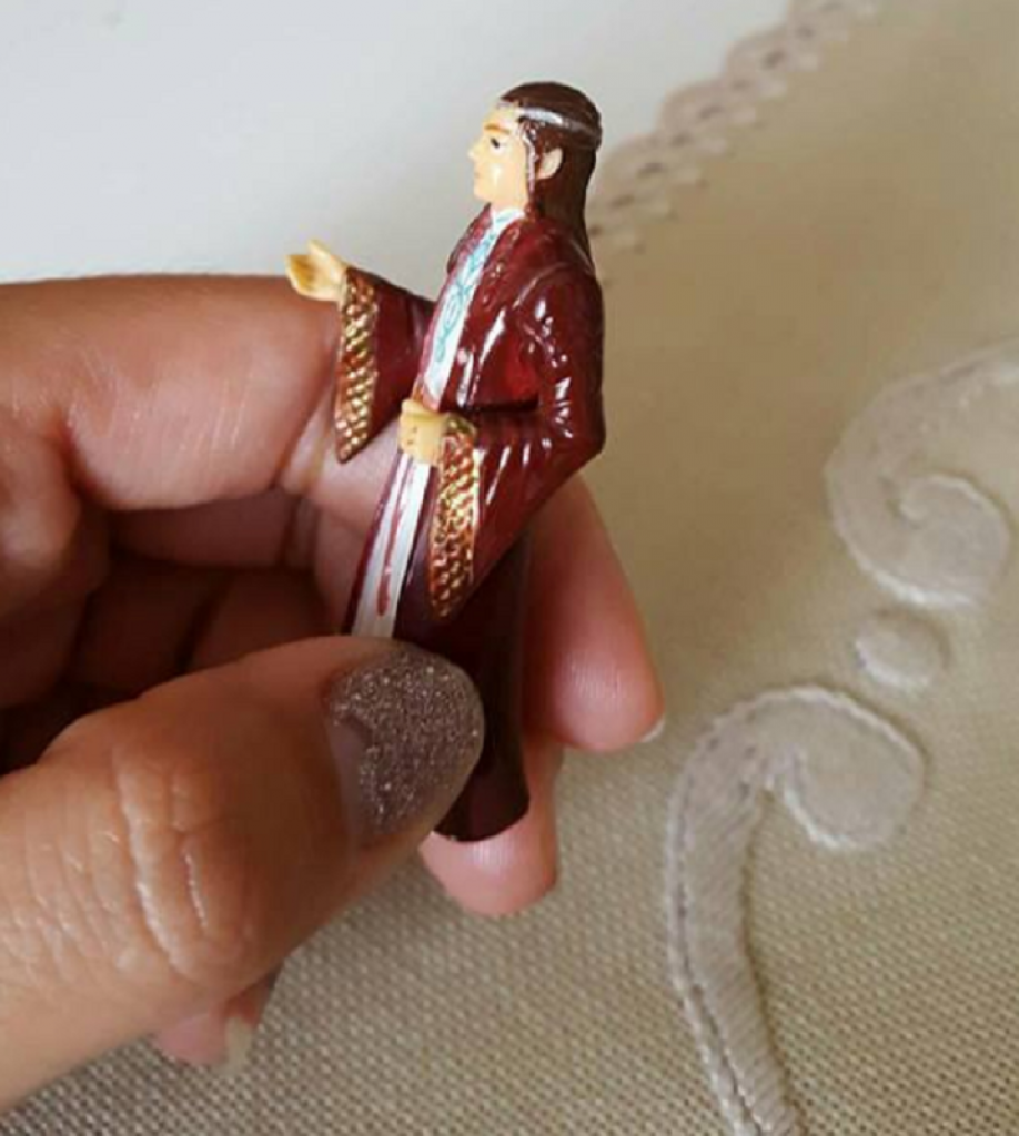 Figurica Elronda pred kojom se baka molila