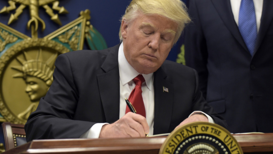 Donald Tramp potpisuje dokument o zabrani