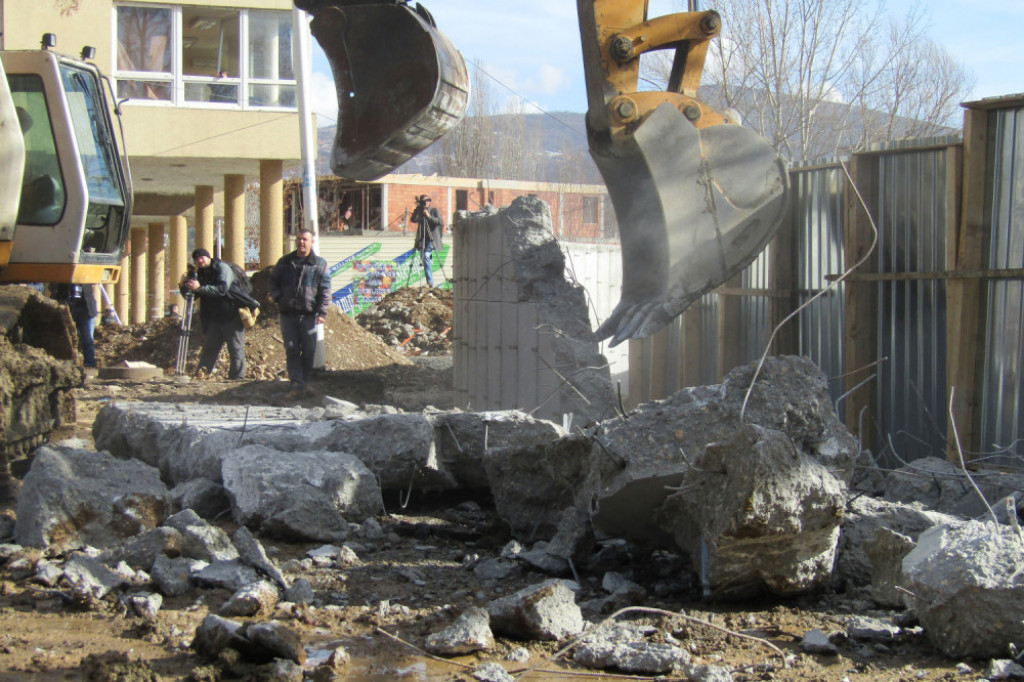 Rušenje zida u Kosvskoj Mitrovici