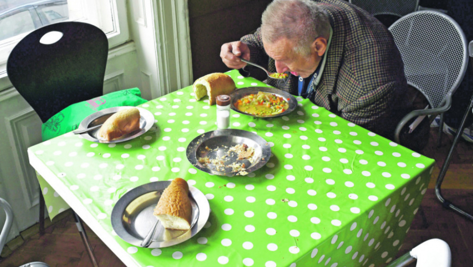 Hrana, siromaštvo starac obrok jelo grašak, penzioner