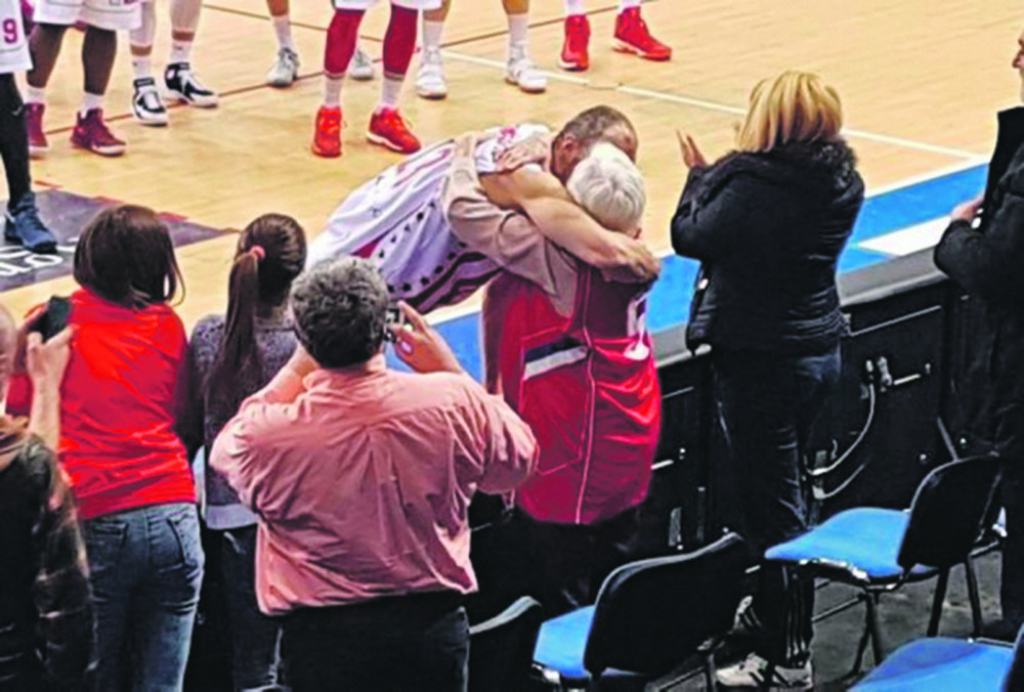 Ljubav... Simonović sa bakom u zagrljaju