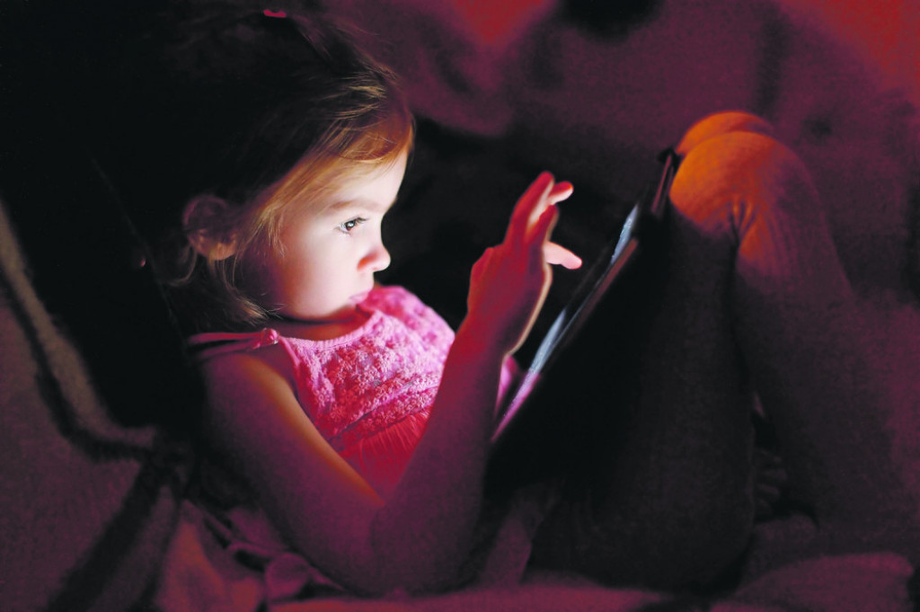 Devojčica kompjuter internet igrice pedofilija društvene mreže