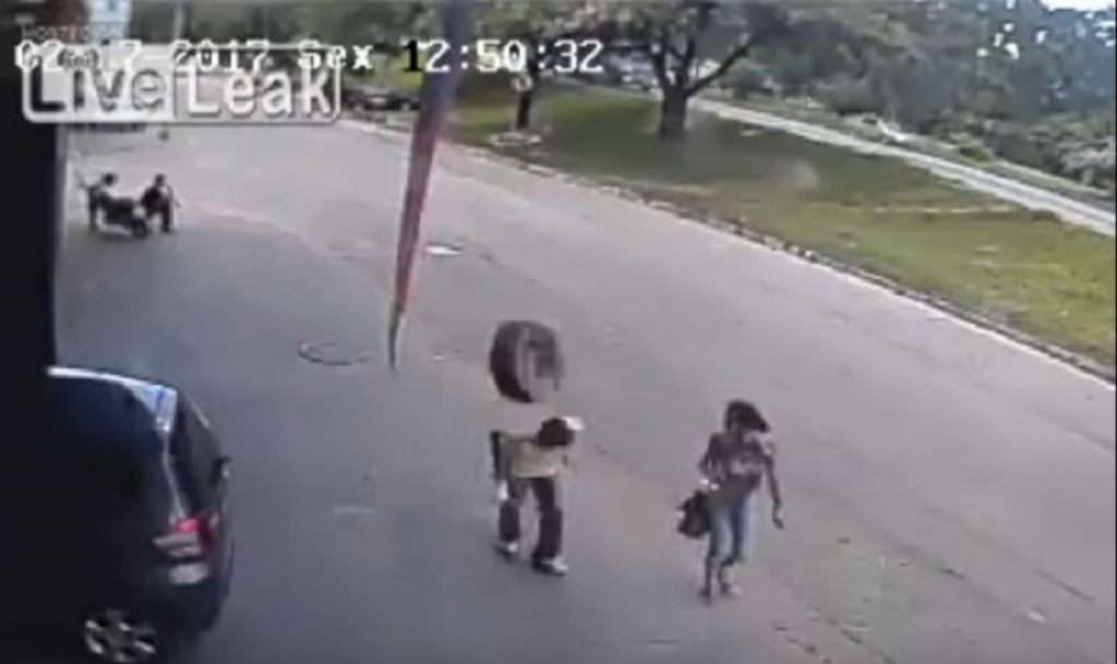 Auto guma ga udarila u glavu