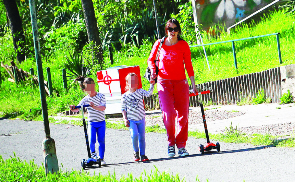 Sloboda Mićalović s ćerkicama