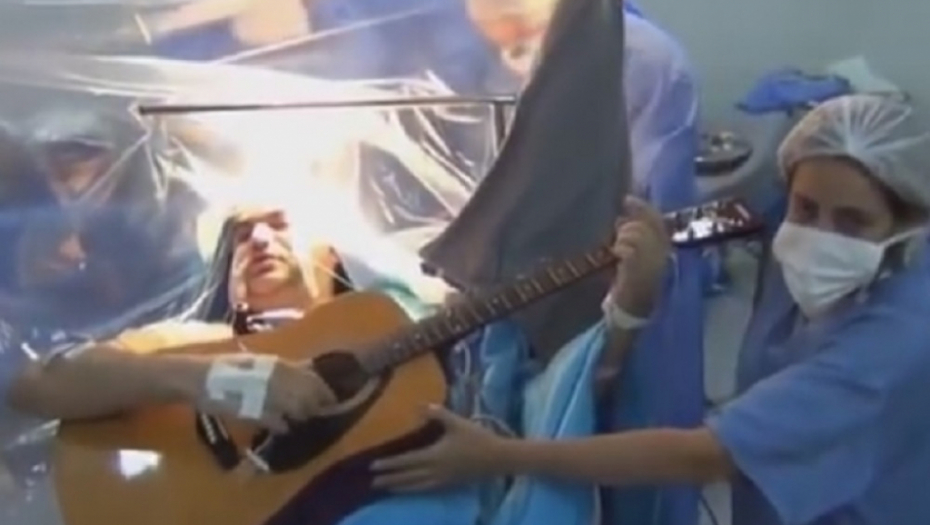Operišu mu tumor, a on zasvirao gitaru