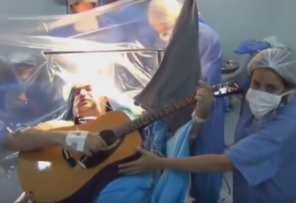 Operišu mu tumor, a on zasvirao gitaru