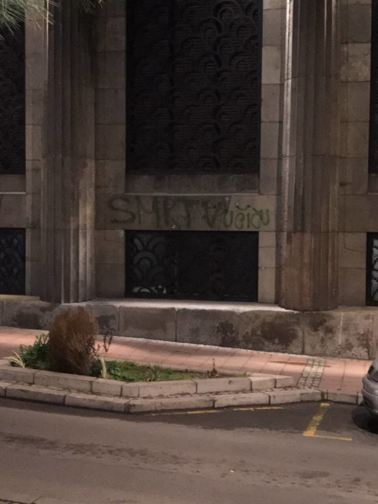 Grafiti s pretnjama smrću Vučiću i Vulinu u centru Beograda