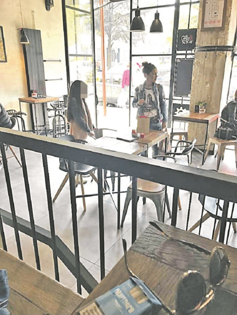 Mina sa ćerkicom u kafiću