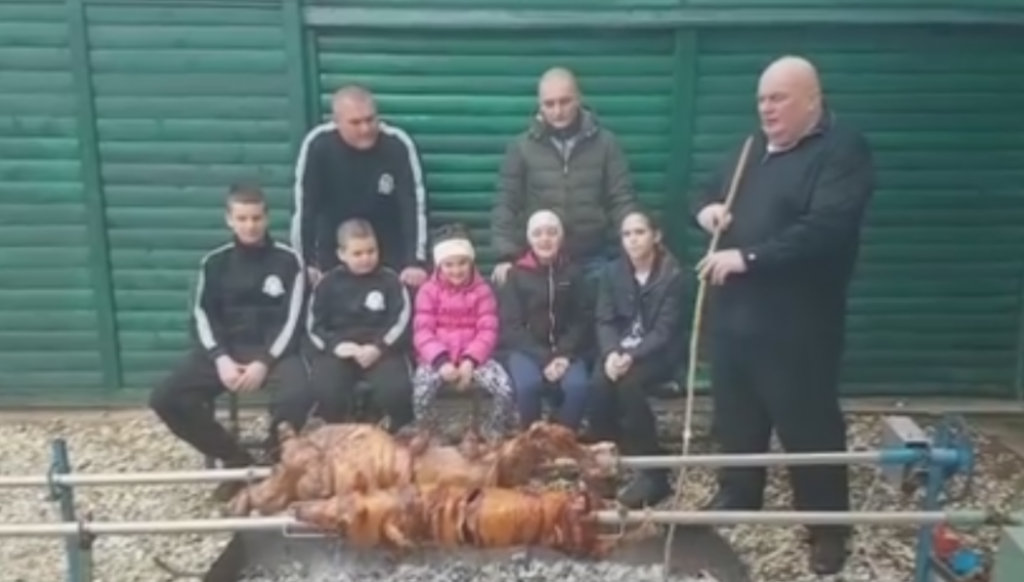 Palma porodično pripremio prazničnu pečenicu