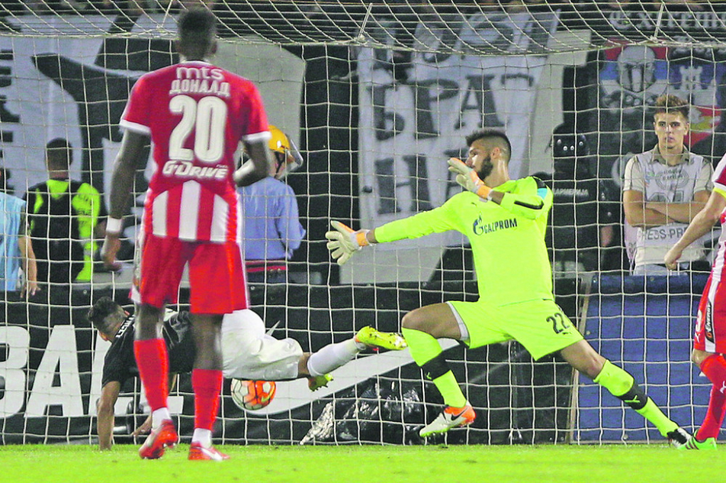 Leonardo šalje loptu u Manojlovićevu desnu stranu!