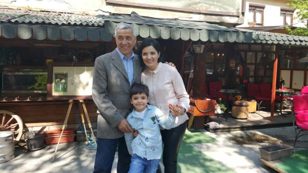 Oliver Ivanović u šetnji sa porodicom