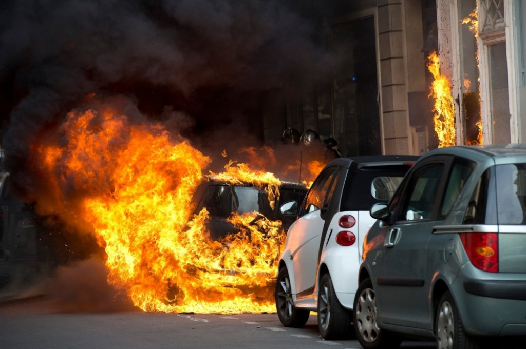 Požar automobil gori automobil