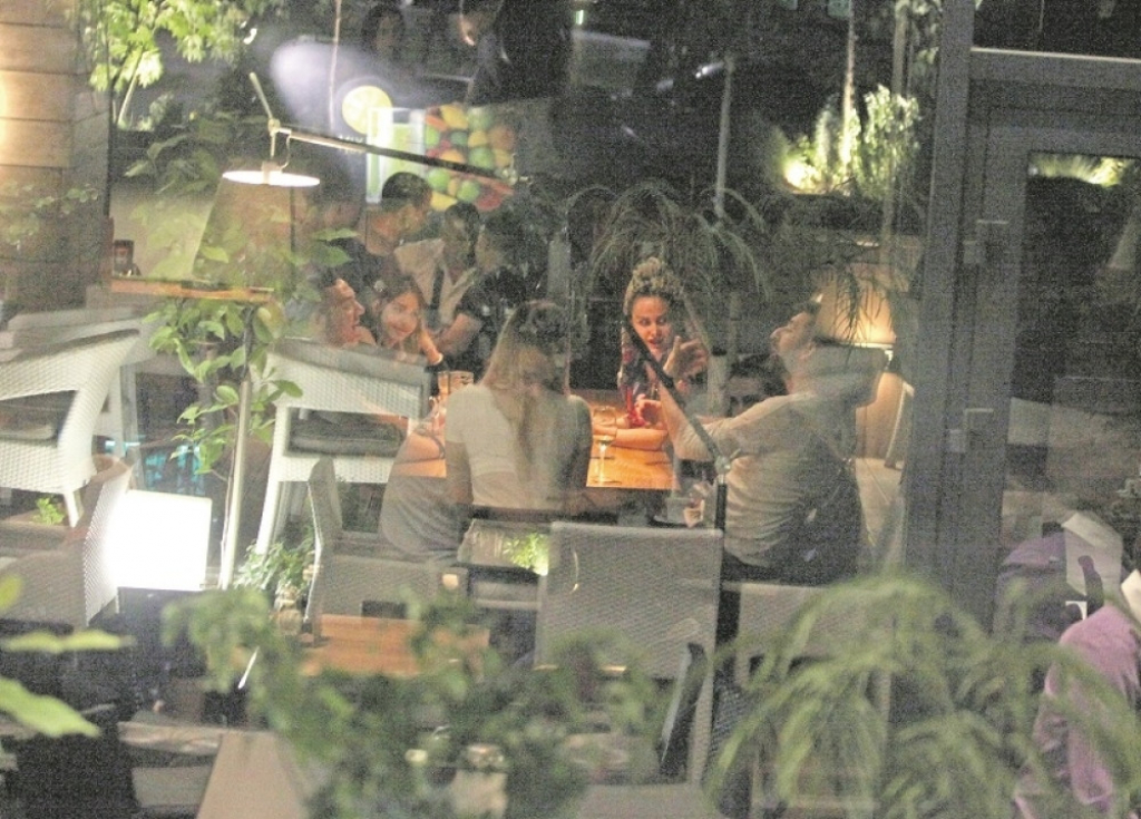 Gastoz sedeo sa Indi, Sorajom i Amidžićem