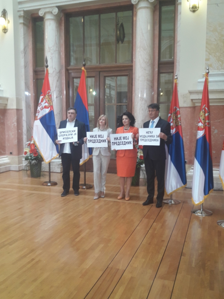 Poslanici sa transparentima