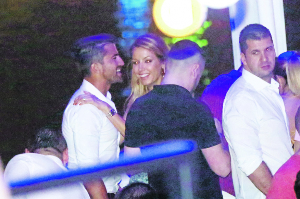 Janko se sve vreme brinuo o supruzi i nije je ispuštao iz ruku