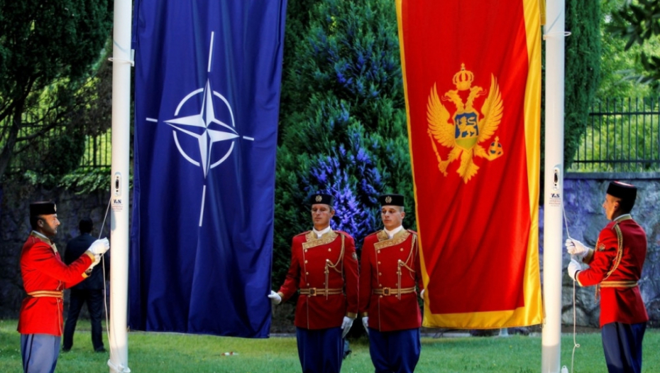 Dizanje crnogorske zastave ispred sedišta NATO