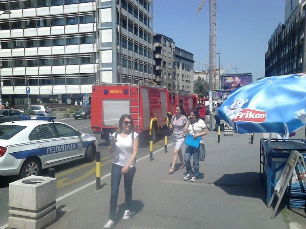 Požar i vatrogasci ispred zgrade Uprave