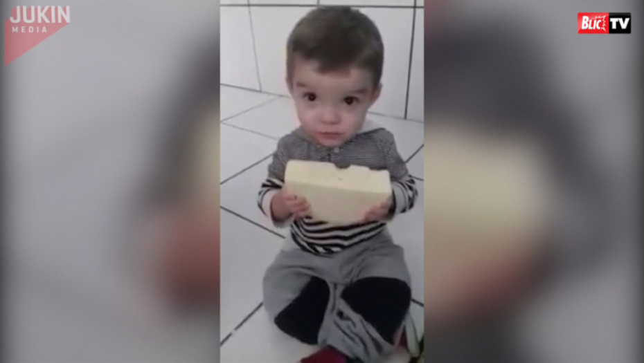 Dečak koji obožava sir