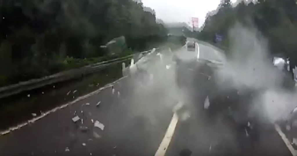 Izleteo kroz zadnje staklo