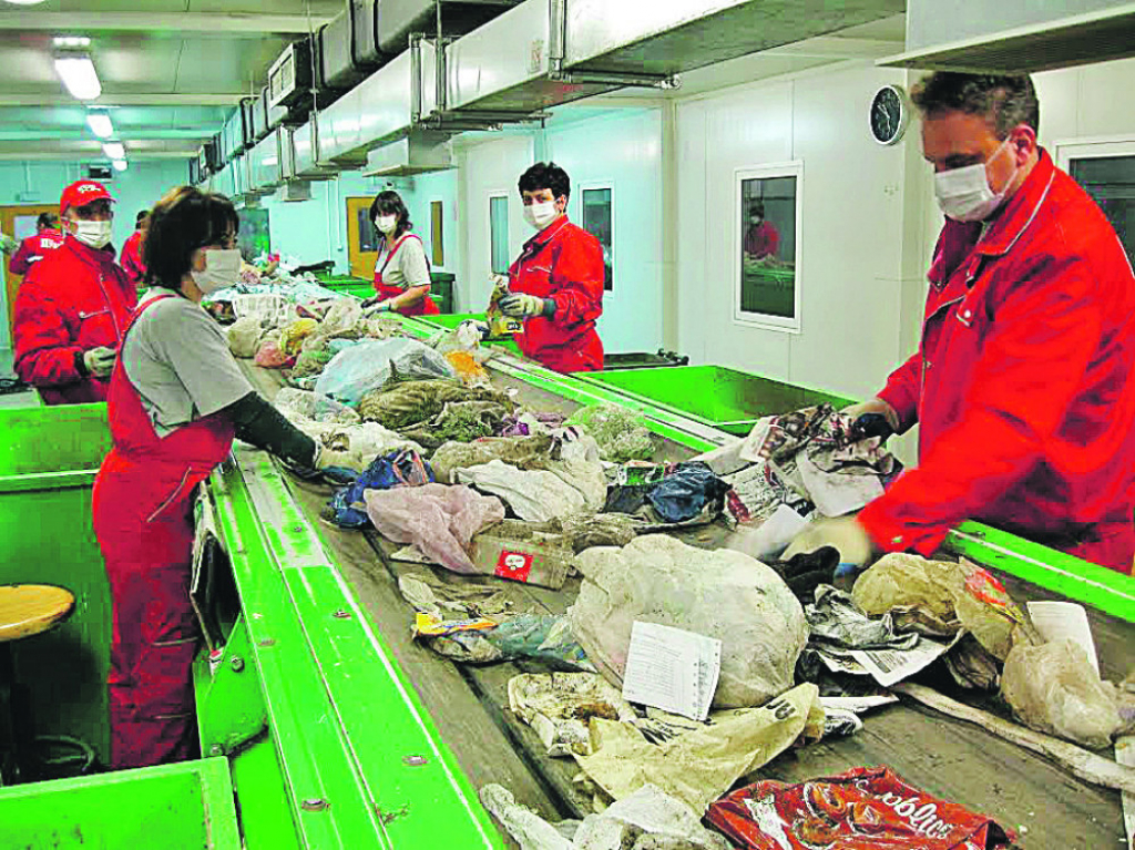 Radnici videli da iz trenerke vire dečje nožice