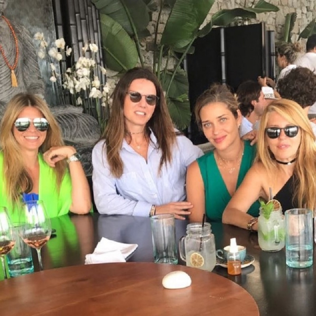 Melina sa prijateljicama