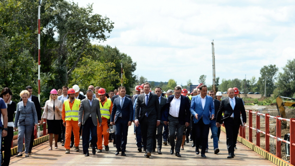 Predsednik Vučić obišao radove na Koridoru 11